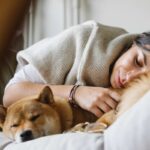 cosa rivela abitudine di dormire con cane nel letto